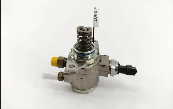 Volkswagen Scirocco Fuel injection high pressure pump 03C127026M