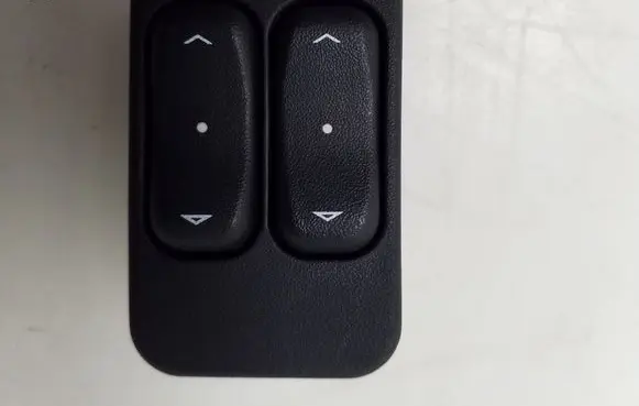 Opel Corsa C Electric window control switch 13363202