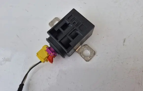 Audi A6 S6 C6 4F Battery relay fuse 4F0915519