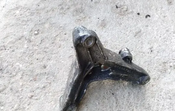 Volvo S40, V40 Engine mounting bracket