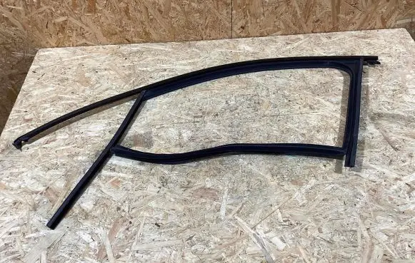 Porsche Macan (95B) Rubber seal front door window/glass 95B837431D