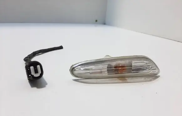 Front fender indicator light