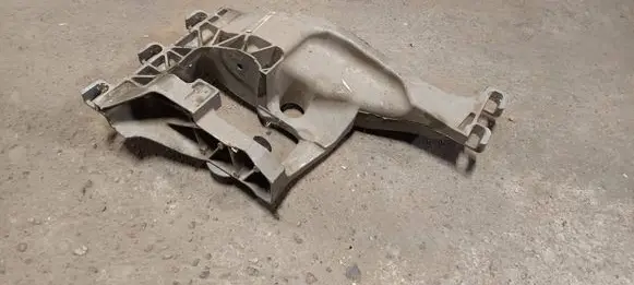 Gearbox mounting bracket