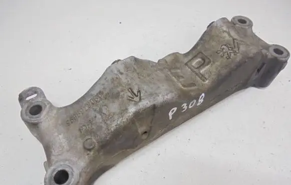 Engine mounting bracket