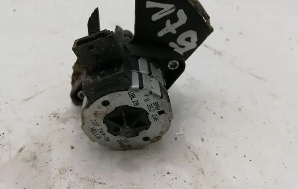 BMW 5 E60 E61 Headlight level adjustment motor 8352206