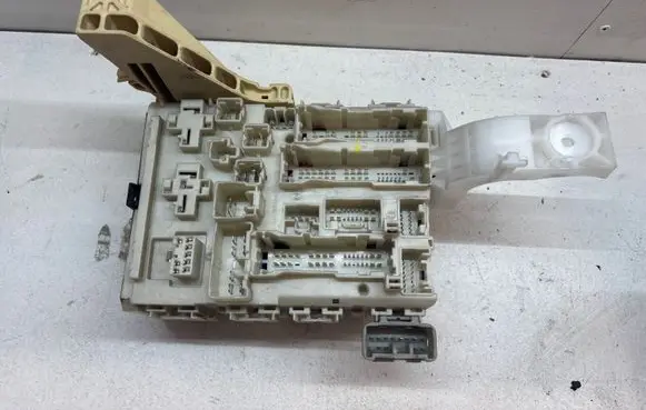 Toyota Yaris Fuse module 827300D260