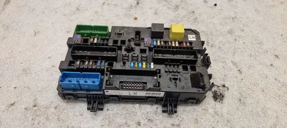Opel Zafira B Fuse module 13268286