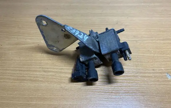 Mercedes-Benz E W124 Electromagnetic valve 0015407097 C3724