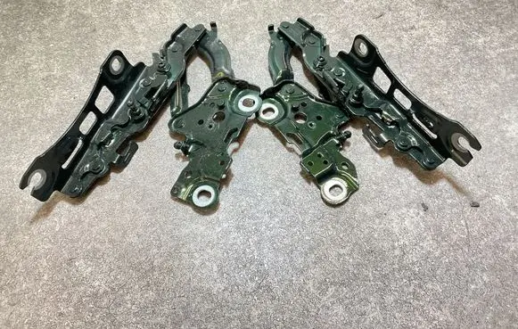 Engine bonnet/hood hinges