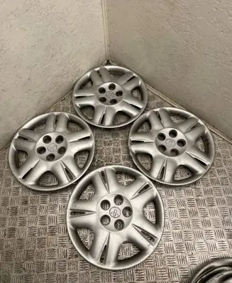 Toyota Avensis T220 R15 wheel hub/cap/trim 4260205060