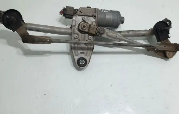 Hyundai Santa Fe Front wiper linkage and motor F00S510410