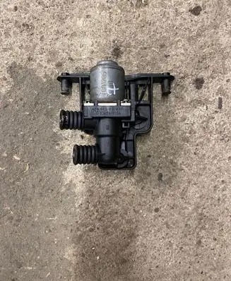 BMW 5 E39 Coolant heater control valve 64118379921 1147412154