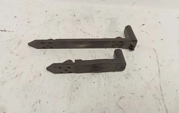 Headlight/headlamp mounting bracket