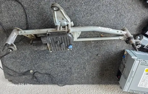 Volkswagen PASSAT B7 Front wiper linkage and motor 3AB955023