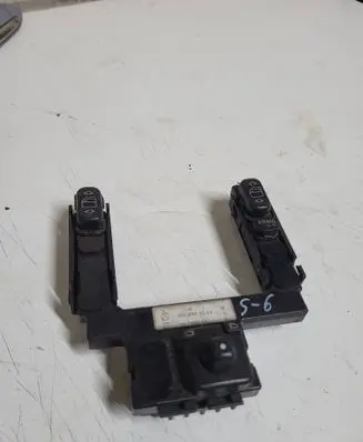 Mercedes-Benz C W202 Electric window control switch 2028211551 03750022