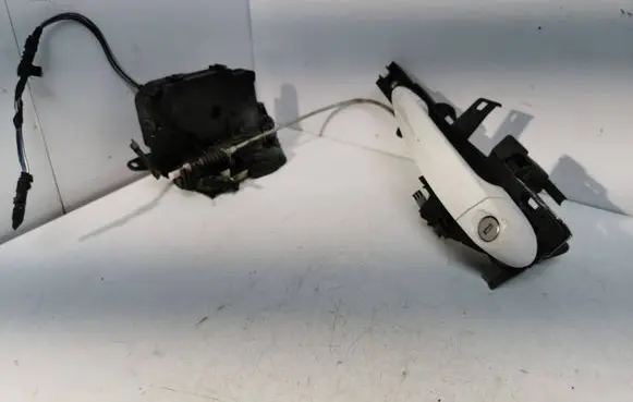 BMW 1 E81 E87 Front door lock 7059967