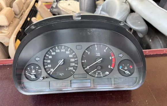 Speedometer (instrument cluster)