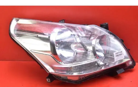 Toyota Avensis Verso Headlight/headlamp 81130-0F090-00