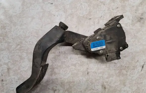 Audi A6 S6 C5 4B Accelerator throttle pedal 8D1723523N