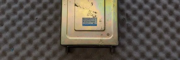 Mitsubishi Space Wagon Engine control unit/module MD305771 E2T61586 3Z17