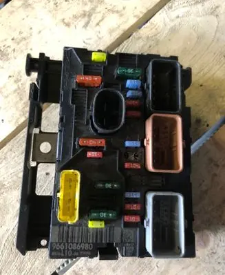 Peugeot 207 Fuse module 9661086980