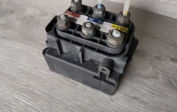 Mercedes-Benz R W251 Air suspension valve block A2513200058 447299 070801