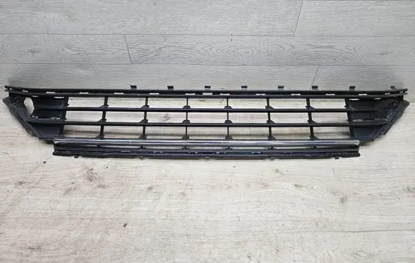 Volkswagen Golf VII Front bumper lower grill 5G0853677L