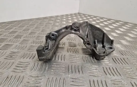 Engine mounting bracket
