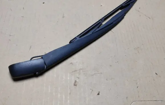 Rear wiper blade arm