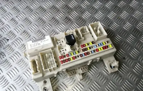Ford Focus Fuse module 4M5T14A073CG 519099600 00022199