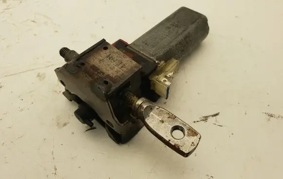 Mercedes-Benz S W221 Seat adjustment motor 0390203255