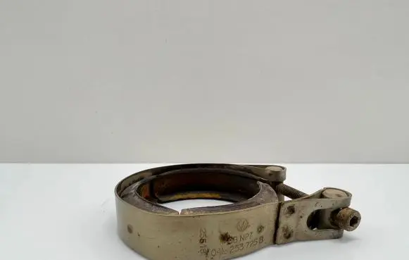 Volkswagen PASSAT B8 Muffler pipe connector clamp 04L253725B