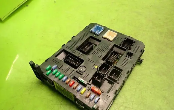 Peugeot 307 Fuse module 9663510180