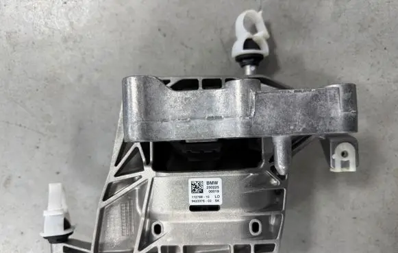 BMW 1 F70 Engine mount vacuum valve 9423376