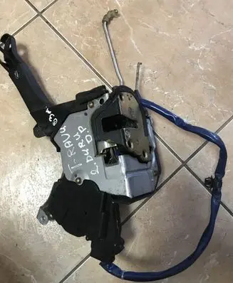Toyota RAV 4 (XA20) Front door lock 6931042330