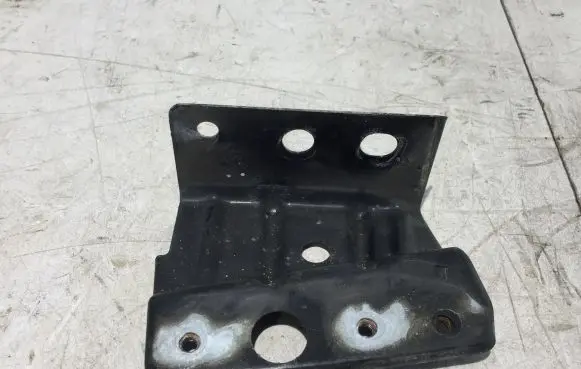 Nissan Qashqai Fender mounting bracket