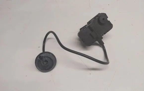 Volkswagen Golf VII Fuel tank cap lock motor 5C6810773H