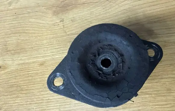 Opel Vivaro Gearbox mount 8200003824