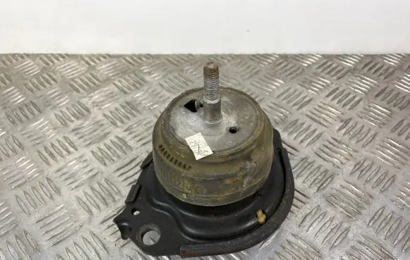 Jeep Grand Cherokee Engine mount bracket