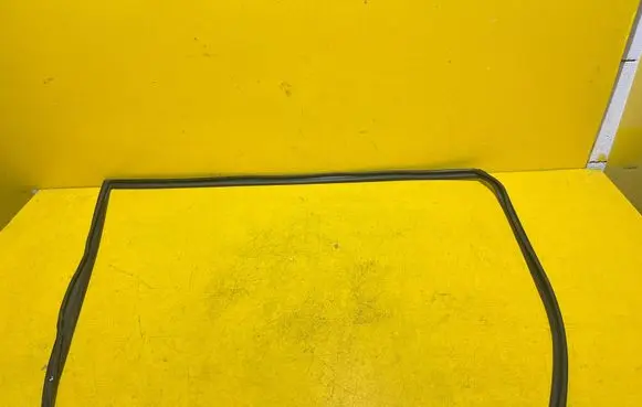 Toyota Corolla Verso AR10 Rubber seal front door window/glass 