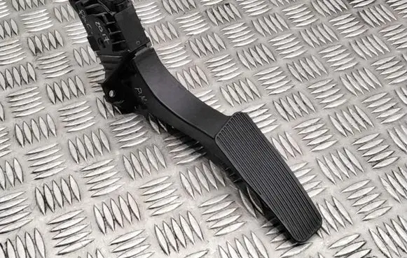 Chrysler Pacifica Accelerator throttle pedal 04581677AB