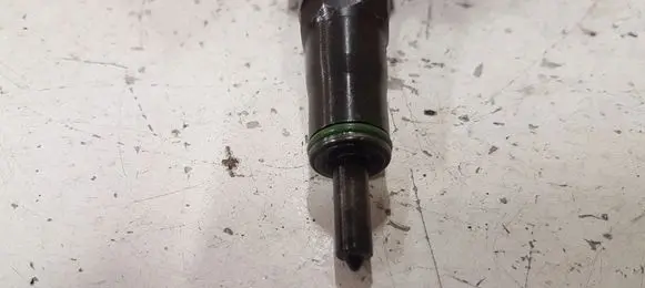 Volkswagen PASSAT B6 Fuel injector 038130073BN