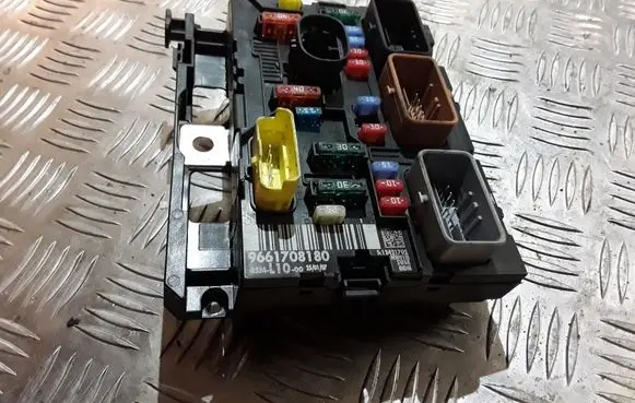 Peugeot 207 Fuse module 9661708180 BSML1000