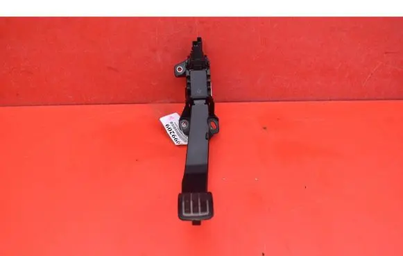 Accelerator throttle pedal
