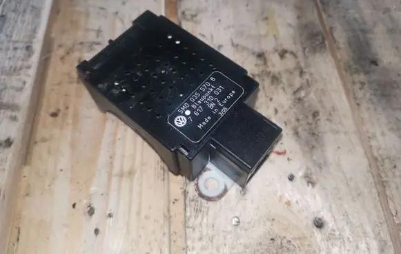 Volkswagen Golf V Aerial antenna amplifier 5M0035570B