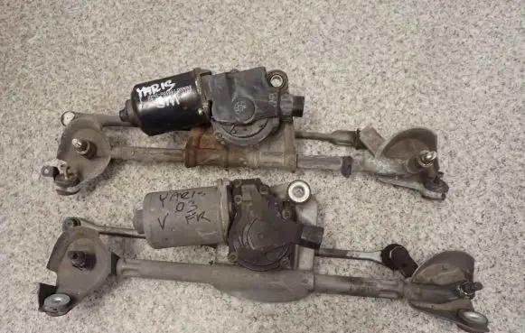 Toyota Yaris Front wiper linkage 
