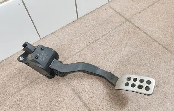 Peugeot 206+ Accelerator throttle pedal 9687159980