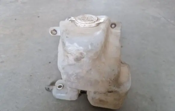 Mitsubishi L200 Windshield washer fluid reservoir/tank