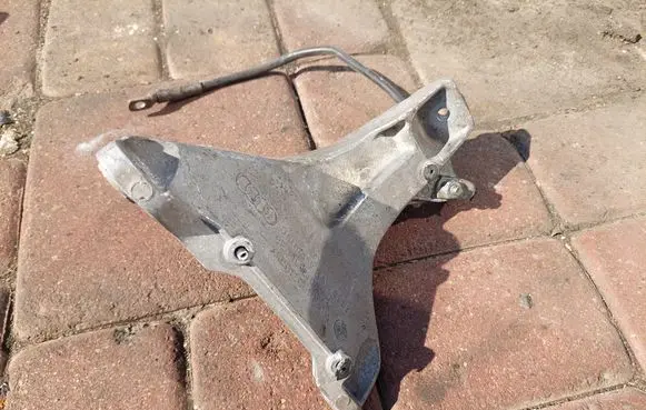 Audi A4 S4 B7 8E 8H Engine mounting bracket 8E0199308AH
