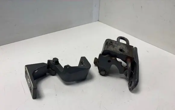 Volkswagen Transporter - Caravelle T5 Front door lower hinge 7H0831412A 7H0831402B